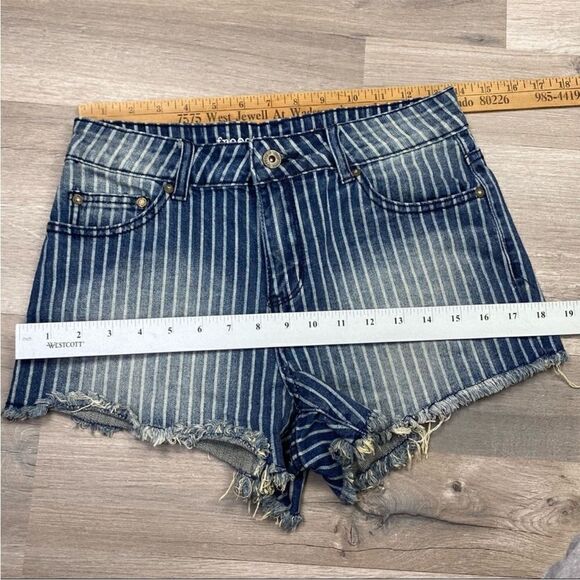 Freestyle Revolution Pinstriped Raw Hem High Rise Jean Shorts Juniors 7 - Picture 7 of 10